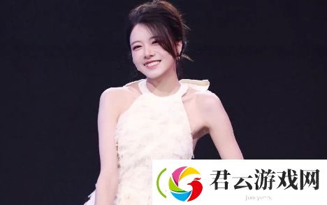 骆歆回应年收入才16万-称开场秀衣服都是自费-网友：LPL这么抠门吗