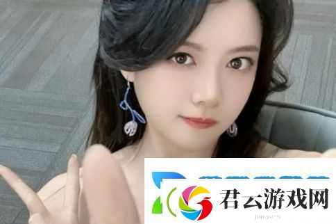 骆歆回应年收入才16万-称开场秀衣服都是自费-网友