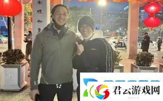 网友偶遇黑神话主创冯骥-合照发布后-游科制式口罩”遭吐槽