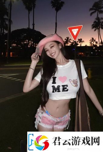 父亲有力挺送女儿的花园温馨环境塑造成长网友：父女情深令人感动！