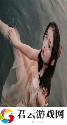 从后面抱着妈妈突然脸一红：细腻情感与成长的碰撞