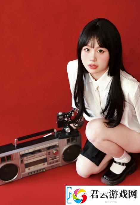 女学生被 c 扒衣服英文网站彻底炸场，网友：快抄作业！