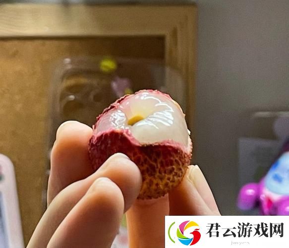 已经塞了八颗荔枝了窦寇儿友：真是太拼了！