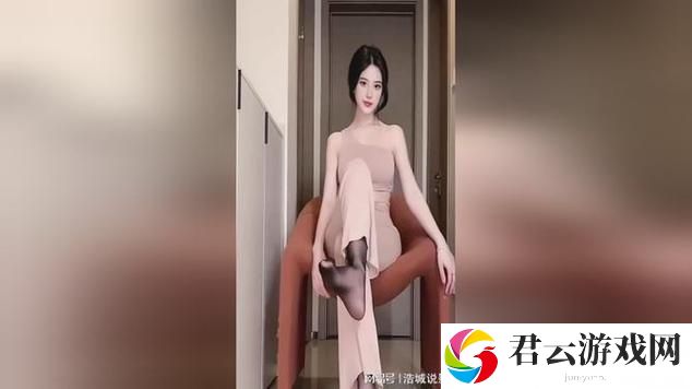 在课堂上的意外：我被丝袜老师夹得好紧诺布攻略