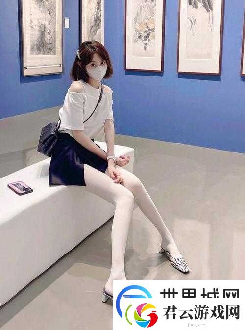 白丝袜美女遭男人-X-引发热议：究竟隐藏着怎样的故事