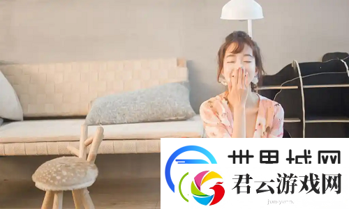 女学生被c扒衣服：现场惊叫声不绝于耳！