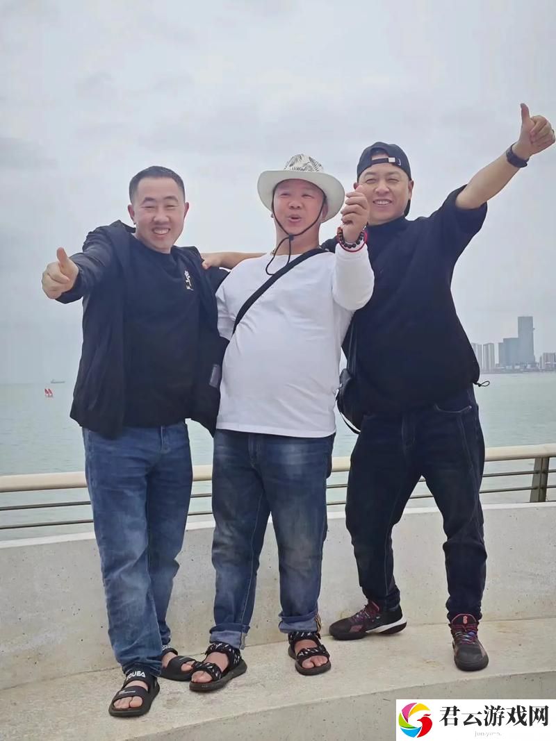 三个男人拥着躁我流畅不卡顿，网友：这简直是新时代的狂欢！诺布攻略
