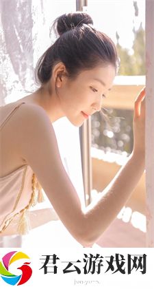 今日老师黑色双开真丝旗袍：黑色双开真丝旗袍的设计理念