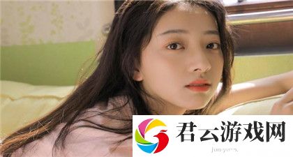 打烊后仅剩两人沙发，深夜城市的温柔留守