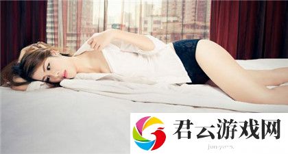 公交车一晃一晃撞进了水消防，深度解析事件背后的真相